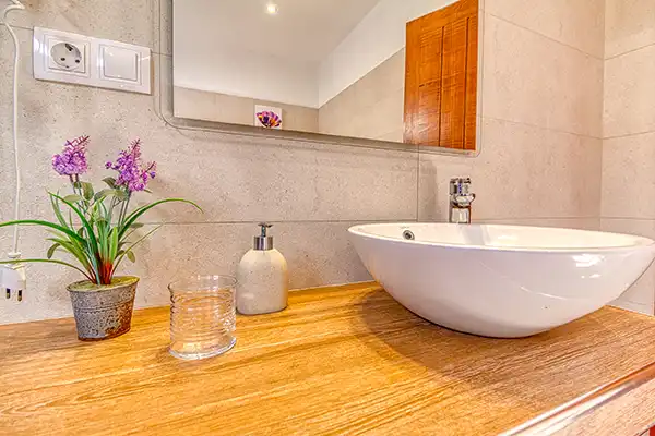 Detalle del lavabo en el baño de Villa Mica