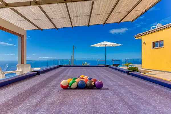 Villa Mica – Detalle de la mesa de billar con vistas al Atlántico