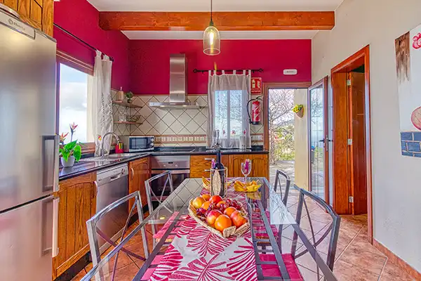 Comedor y cocina de Villa Mica en La Palma