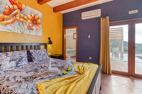 Dormitorio principal con gran cama doble