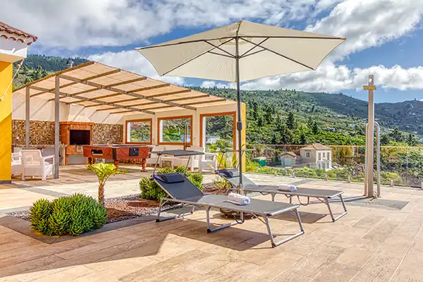 Villa Mica – Terraza con barbacoa y vistas