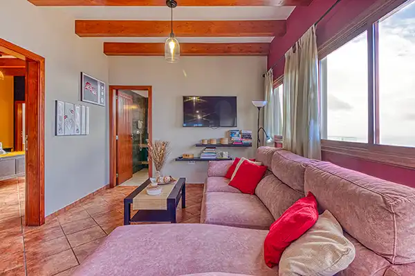 Salón de Villa Mica con gran ventanal y vistas panorámicas